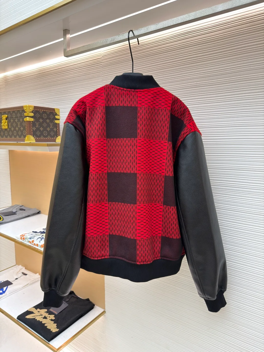 LOUIS VUITTON Plaid Logo Letter Beaded Embroidery Jacket ●Original version: Purchased and developed by 45646 ●Item number: 1681758-B95 ●Fabric: wool blended fabric ●Technology: Beaded embroidery production ●Color: red and black plaid ●Version: Fitted version ●Weight: about 1250 grams ●Size: 46-48-50-52 ●Description: The main body is made of contrasting plaid knitted fabric, with texture levels created through jacquard weaving technology. It is soft to the touch and has a crisp silhouette; the sleeves are spliced with matte leather and treated with scratch-resistant and wear-resistant treatment, giving it both texture and durability. The body of the garment is decorated with the brand's letter logo, using three-dimensional embroidery technology, with bright colors and clear texture to enhance recognition. The version is designed with a fitted baseball collar and is equipped with pearl button closure, making it easy to put on and take off. The ribbed collar, cuffs and hem enhance the fit and take into account windproofness and casual feel. The splicing of the whole garment adopts precision locking technology, with no exposed threads, and the size is measured manually (an error of 1-3CM is normal). The craftsmanship balances the softness of knitting and the toughness of leather, presenting the brand's trendy and advanced style. The overall wiring is straight and delicate, the fabric is comfortable and soft, and the color is consistent without color difference. It can be matched with the same style to create a fashionable look and control various occasions. Customized accessories, complete with three standards, same style for men and women!